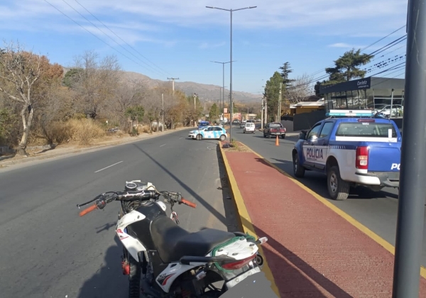 Motociclista herido tras chocar con un caballo en Cosqu&iacute;n