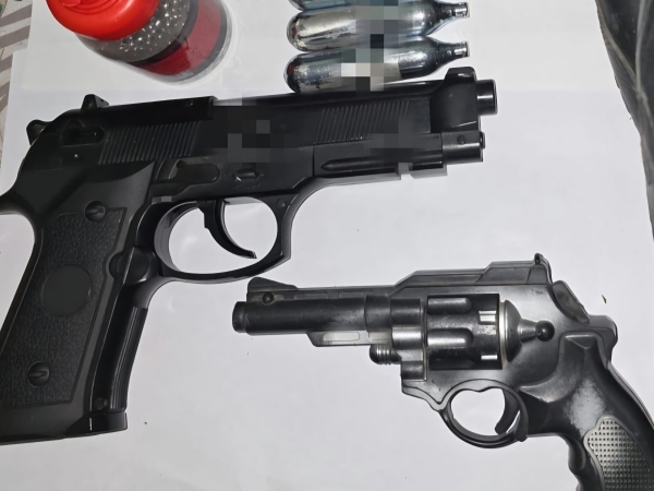 Tras la viralización de un video, secuestran réplicas de armas de fuego en La Falda