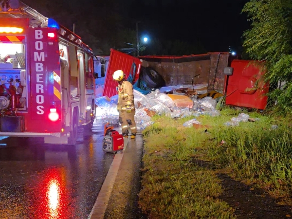 Volc&oacute; un cami&oacute;n con acoplado en la Ruta 38, a la altura de Huerta Grande