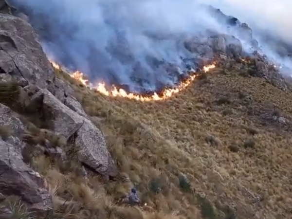Bomberos combaten un incendio en el Cerro Uritorco