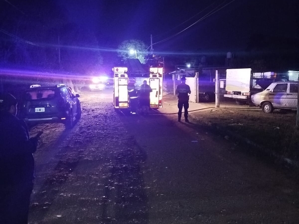 Incendio de una camioneta en un taller de Huerta Grande: hay otros dos vehículos afectados