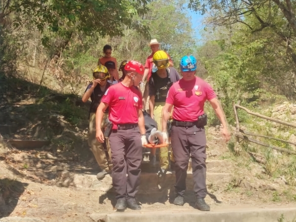 Carlos Paz: rescataron a una persona del Cerro de la Cruz y otras tres del Lago San Roque