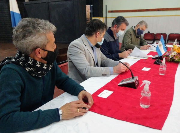La Falda: firmaron el convenio por los cr&eacute;ditos para el adoquinado de calles