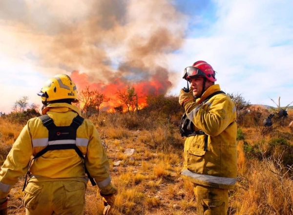 Tras un gran trabajo, bomberos de varios cuarteles extinguieron el incendio en La Cumbre