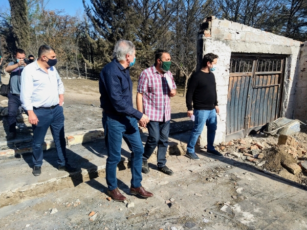 Villa Giardino: Provincia entreg&oacute; un subsidio a la familia que perdi&oacute; su caba&ntilde;a en el incendio