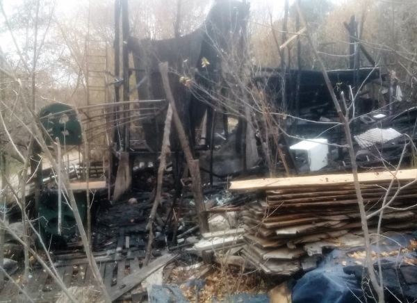 La caba&ntilde;a se quem&oacute; por completo (Foto Defensa Civil Huerta Grande)