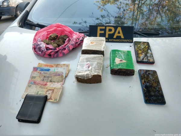 Carlos Paz: escond&iacute;a en el airbag de su autom&oacute;vil varios panes de marihuana y qued&oacute; detenido por la FPA