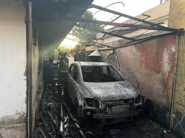Un autom&oacute;vil se incendi&oacute; por completo en una vivienda de La Falda