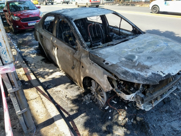Un auto se quem&oacute; por completo en La Falda