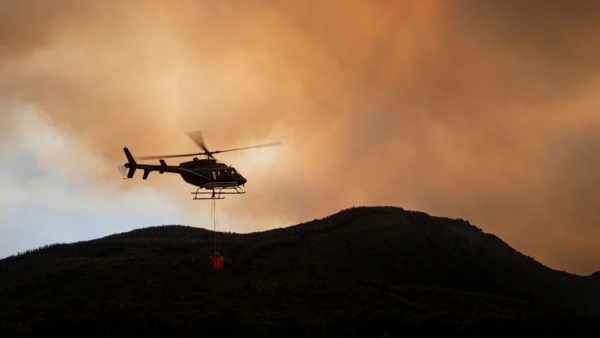 Cayó un helicóptero que combatía el fuego en la Patagonia, hay dos muertos