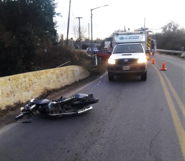 Motociclista herido tras chocar de frente a un autom&oacute;vil en Huerta Grande